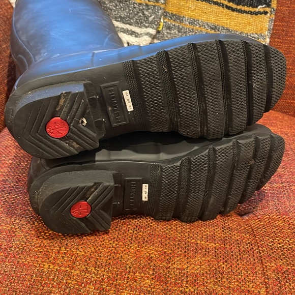 Hunter Original Tall Rain boots in matte black Size 8 with gray boot warmers. - Picture 5 of 6
